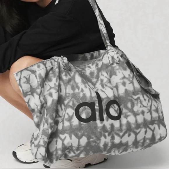 NWT ALO YOGA Shopper Tote in Grey Tie Dye. One Size - Picture 3 of 9